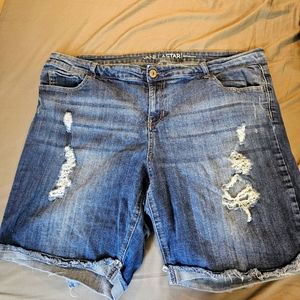 Vanilla Star Bermudas Size 22